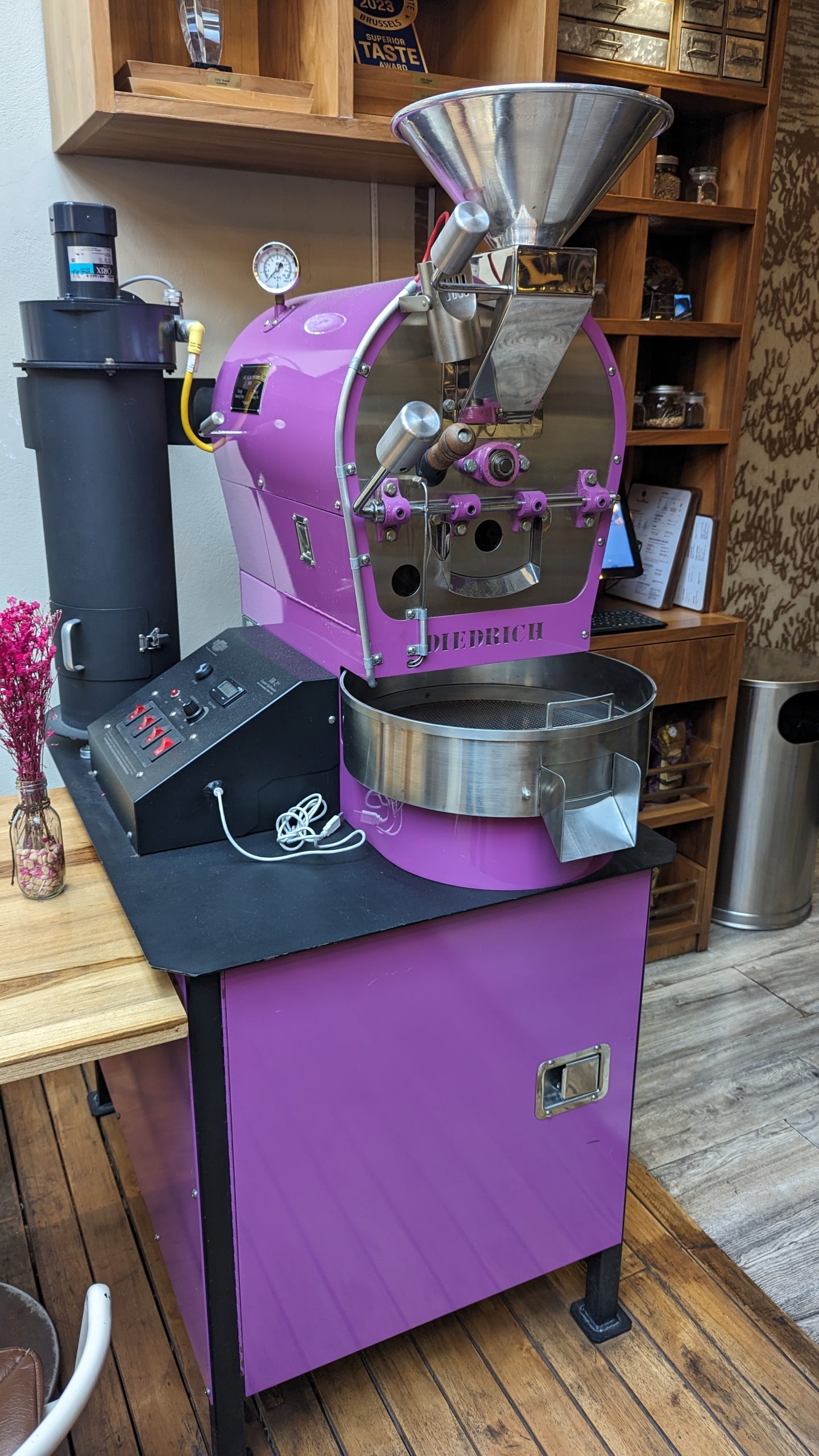 Purple Dietrich DR-3 roaster at Cafe San Alberto